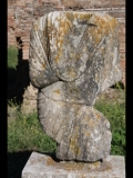 00133 ostia - necropoli della via ostiense (porta romana necropolis) - via dei sepolcri - westseite - skulptur.jpg